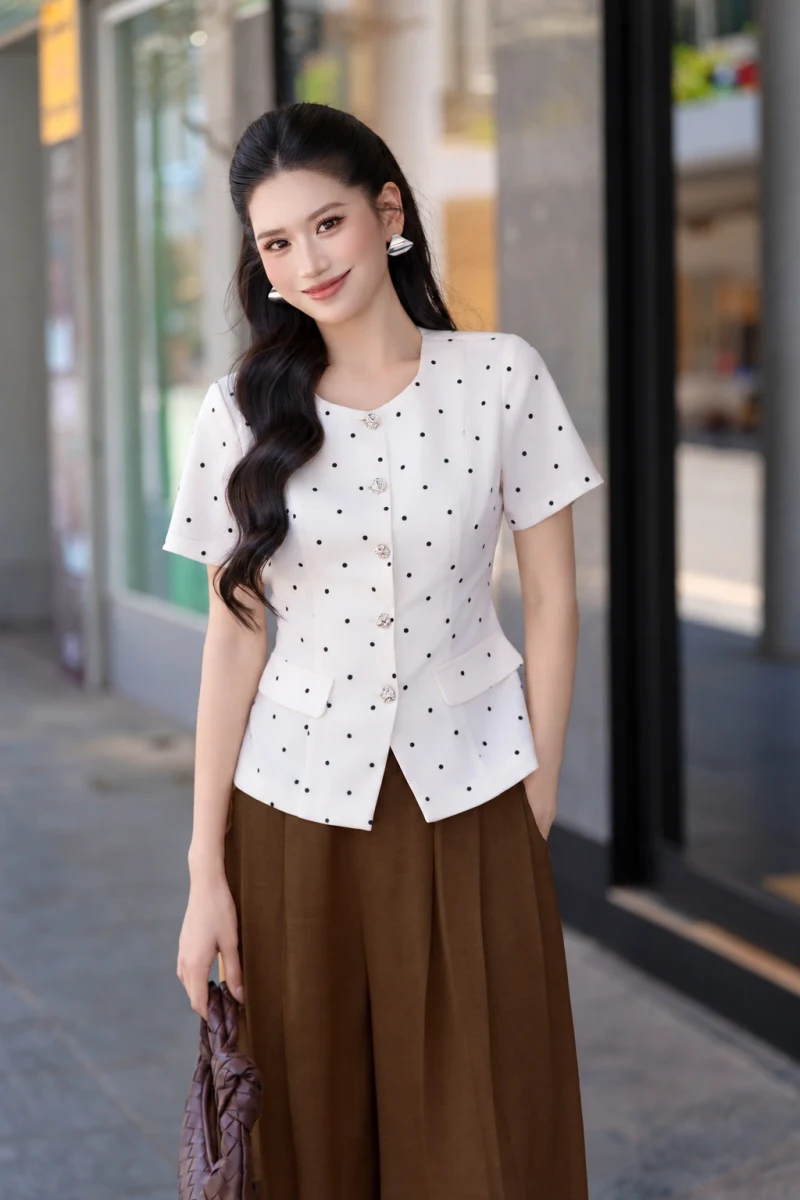 Áo chấm bi cổ tròn cúc lệch